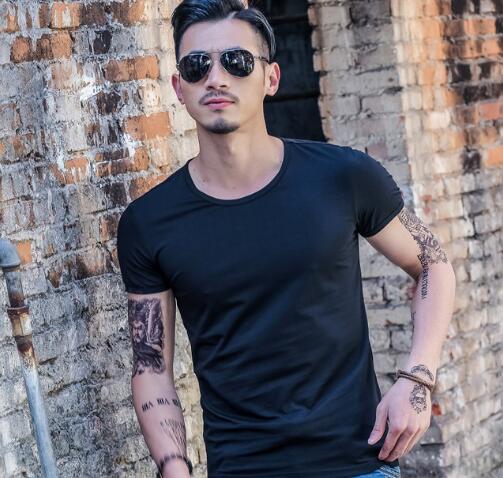 Urban-Essential Performance-Tee with Deep-Ribbed Frame & Sculptural Hem